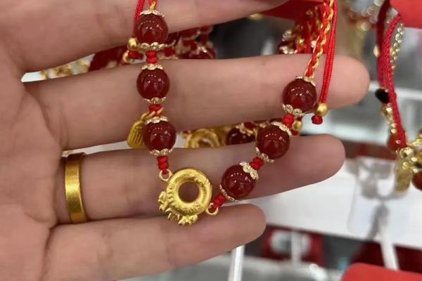 戊土女命：佩戴哪些首饰能招财助运？